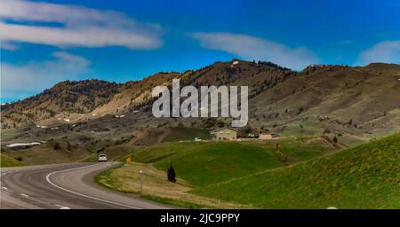 Paysage de montagne, route asphaltée dans une vallée parmi les montagnes du Montana, Etats-Unis Banque D'Images