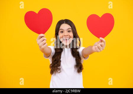 Saint-Valentin. Rêvant enfant adolescent mignon avec coeur rouge. Bonne adolescente, émotions positives et souriantes de la jeune fille. Banque D'Images