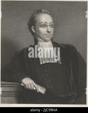 Portrait d'Abraham des Amorie van der Hoeven, pasteur et professeur de la Fraternité Remonstrant Van der Hoeven est vêtu d'un manteau noir avec le taupe et le beaf blanc dans sa main, il tient un papier avec un texte de la Bible Portrait demi-figure à droite, Portrait d'Abraham des Amorie van der Hoeven, imprimeur: Walraad Nieuwhoff, (mentionné sur l'objet), après: Charles Howard Hodges, (mentionné sur l'objet), éditeur: D.A.M. Sluyter, (mentionné sur l'objet), la Haye, 1835, papier, gravure, gravure, h 361 mm × l 285 mm Banque D'Images