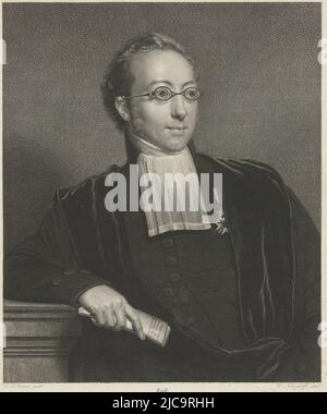 Portrait d'Abraham des Amorie van der Hoeven, pasteur et professeur de la Fraternité Remonstrant Van der Hoeven est vêtu d'un manteau noir avec une taupe et un beaf blanc dans sa main, Il tient un papier avec un texte de la Bible Portrait demi-face à droite dans le centre inférieur de la marge son blason personnel avec l'ordre de chevalier, Portrait d'Abraham des Amorie van der Hoeven, imprimeur: Walraad Nieuwhoff, (mentionné sur l'objet), après: Charles Howard Hodges, (mentionné sur l'objet), éditeur: D.A.M. Sluyter, (mentionné sur l'objet), la Haye, 1835, papier, gravure, gravure, h 360 mm × l 285 mm Banque D'Images