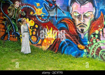 Brentwood Essex 11th juin 2022 deux peintures murales de parc de skateboard ont été réalisées dans le cadre de l'essai annuel de Brentwood Art cette peinture murale est de Darko, photographiée Villene Hyam, orgainser de la piste d'art de Brentwood, crédit: Ian Davidson/Alay Live News Banque D'Images