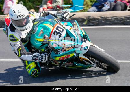 Douglas, Île de Man. 11th juin 2022. Michael Evans (BMW 1000) représentant l'équipe Heattech Racing pendant le premier TT de Milwaukee 2022 à l'île de Man, Douglas, île de Man le 11 juin 2022. Photo de David Horn. Crédit : Prime Media Images/Alamy Live News Banque D'Images