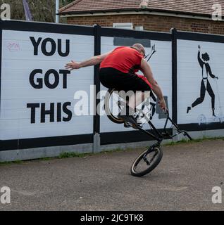 Brentwood Essex 11th juin 2022 deux peintures murales de parc de skateboard ont été réalisées dans le cadre de l'essai annuel de Brentwood Art picturd Dennis o'brien, crédit: Ian Davidson/Alay Live News Banque D'Images