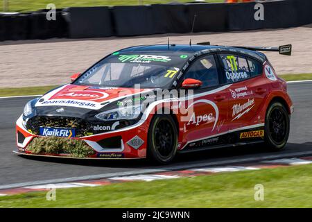 11th juin 2022 ; Oulton Park, Little Budworth, Cheshire, Angleterre ; Kwik Fit British Touring car Championship, Oulton Park: Sam Osborne dans son APEC Racing avec Beavis Morganm Ford Focus ST a un radiateur plein d'herbe après le spinnign pendant les qualifications Banque D'Images