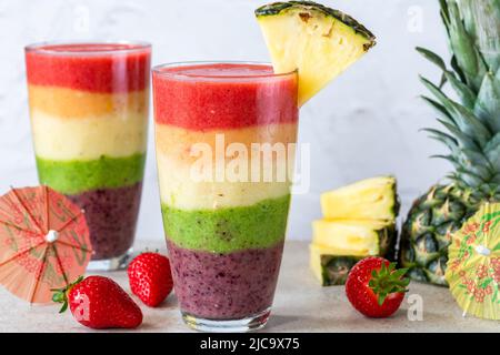 Smoothie coloré aux fruits bordés d'arc-en-ciel Banque D'Images