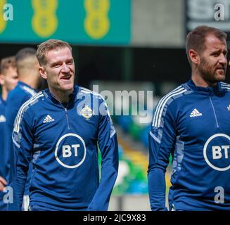 Stade national de football à Windsor Park, Belfast, Irlande du Nord, Royaume-Uni. 11 juin 2022. L'équipe d'Irlande du Nord s'entraîne avant le match de demain après-midi contre Chypre. Les deux équipes ont un point des trois jeux déjà joués dans cette phase de la ligue. Steven Davis (à gauche) et Niall McGinn. Crédit : David Hunter/Alay Live News. Banque D'Images