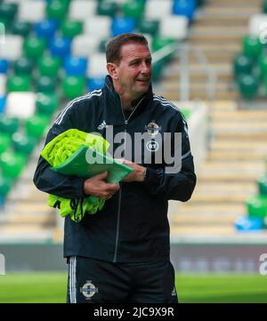 Stade national de football à Windsor Park, Belfast, Irlande du Nord, Royaume-Uni. 11 juin 2022. L'équipe d'Irlande du Nord s'entraîne avant le match de demain après-midi contre Chypre. Les deux équipes ont un point des trois jeux déjà joués dans cette phase de la ligue. Ian Baraclough, directeur de l'Irlande du Nord, à la séance d'aujourd'hui. Crédit : David Hunter/Alay Live News. Banque D'Images