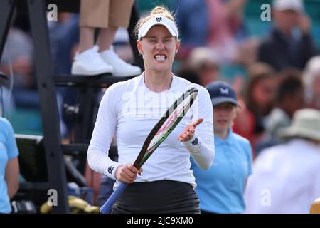 11th juin 2022; Nottingham tennis Centre, Nottingham, Angleterre: Rothesay Open Nottingham Lawn tennis Tournament; Alison Riske célèbre sa demi-finale victoire contre Viktorija Golubic Banque D'Images