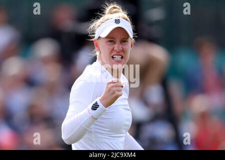 11th juin 2022; Nottingham tennis Centre, Nottingham, Angleterre: Rothesay Open Nottingham Lawn tennis Tournament; Alison Riske célèbre sa demi-finale victoire contre Viktorija Golubic Banque D'Images