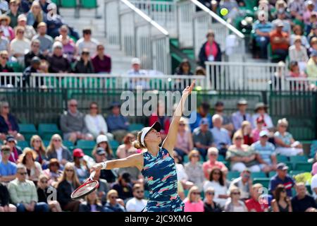 11th juin 2022; Nottingham tennis Centre, Nottingham, Angleterre: Rothesay Open Nottingham Lawn tennis Tournament; Viktorija Golubic sert à Alison Riske Banque D'Images