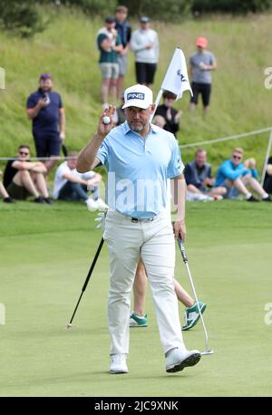 Lee Westwood, de l'équipe d'Angleterre Majesticks GC, sur le green 13th, pendant le troisième jour de la série Invitational de golf du LIV au Centurion Club, Hertfordshire. Date de la photo: Samedi 11 juin 2022. Banque D'Images