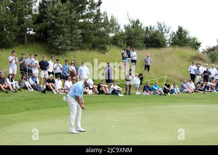 Lee Westwood, d'Angleterre, de Team Majesticks GC, pute sur le green 13th, au cours du troisième jour de la série Invitational de golf de LIV au Centurion Club, Hertfordshire. Date de la photo: Samedi 11 juin 2022. Banque D'Images