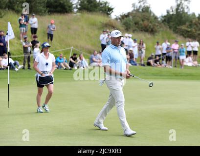 Lee Westwood, de l'équipe d'Angleterre Majesticks GC, sur le green 13th, pendant le troisième jour de la série Invitational de golf du LIV au Centurion Club, Hertfordshire. Date de la photo: Samedi 11 juin 2022. Banque D'Images