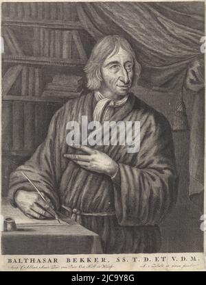 Portrait de Balthasar Bekker, prédicateur et écrivain, debout sur une table avec un stylo à la main derrière lui une bibliothèque, Portrait de Balthasar Bekker, imprimeuse: Anthony van Zijlvelt, (mentionné sur l'objet), éditeur: Carel Allard, (mentionné sur l'objet), Staten van en West-Friesland, (mentionné sur l'objet, Amsterdam, 1695, 1650, Holland,, Amsterdam gravure, h 200 mm × l 152 mm Banque D'Images