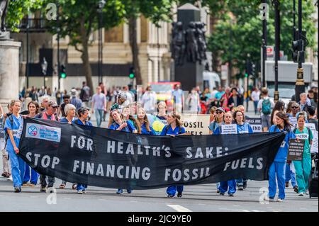 Londres, Royaume-Uni. 11th juin 2022. Pour le bien de la santé : cesser de financer les combustibles fossiles - extinction les médecins de la rébellion bloquent Whitehall pour mettre fin au financement des combustibles fossiles. Ils visent à prendre des mesures perturbatrices pour mettre fin à l'urgence climatique et écologique. Crédit : Guy Bell/Alay Live News Banque D'Images