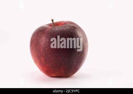 Pomme rouge isolée sur fond clair. Vue rapprochée. Banque D'Images