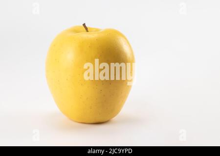 Pomme jaune isolée sur fond clair. Vue rapprochée. Banque D'Images