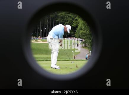 Lee Westwood, d'Angleterre, de Team Majesticks GC, a été mis en service sur le 14th, au cours du troisième jour de la série Invitational de golf du LIV au Centurion Club, dans le Hertfordshire. Date de la photo: Samedi 11 juin 2022. Banque D'Images