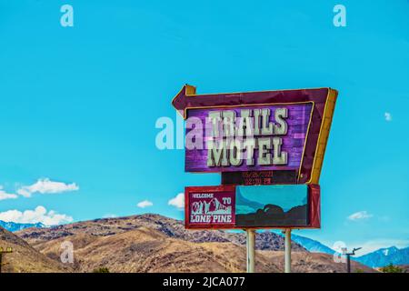 2021 05 25 Eastern California - panneau rétro Trails Motel avec Sierra Mountains en arrière-plan - Copy Space Banque D'Images