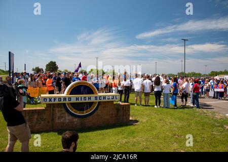 Oxford, Michigan, États-Unis. 11th juin 2022. Des centaines de personnes se sont ralliées à des lois plus strictes sur le contrôle des armes à feu dans la ville où quatre étudiants ont été abattus à l'école secondaire d'Oxford en novembre 2021. C'était l'un des nombreux rassemblements organisés en mars pour notre vie à travers le pays pour protester contre la violence par les armes à feu et les fusillades de masse. Le rassemblement d'Oxford a été organisé par le groupe d'étudiants No future Without Today. Crédit : Jim West/Alay Live News Banque D'Images