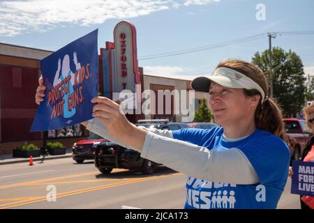 Oxford, Michigan, États-Unis. 11th juin 2022. Des centaines de personnes se sont ralliées à des lois plus strictes sur le contrôle des armes à feu dans la ville où quatre étudiants ont été abattus à l'école secondaire d'Oxford en novembre 2021. C'était l'un des nombreux rassemblements organisés en mars pour notre vie à travers le pays pour protester contre la violence par les armes à feu et les fusillades de masse. Le rassemblement d'Oxford a été organisé par le groupe d'étudiants No future Without Today. Crédit : Jim West/Alay Live News Banque D'Images