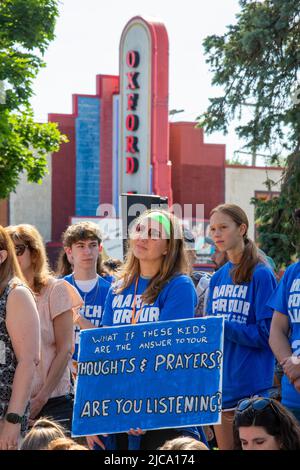 Oxford, Michigan, États-Unis. 11th juin 2022. Des centaines de personnes se sont ralliées à des lois plus strictes sur le contrôle des armes à feu dans la ville où quatre étudiants ont été abattus à l'école secondaire d'Oxford en novembre 2021. C'était l'un des nombreux rassemblements organisés en mars pour notre vie à travers le pays pour protester contre la violence par les armes à feu et les fusillades de masse. Le rassemblement d'Oxford a été organisé par le groupe d'étudiants No future Without Today. Crédit : Jim West/Alay Live News Banque D'Images