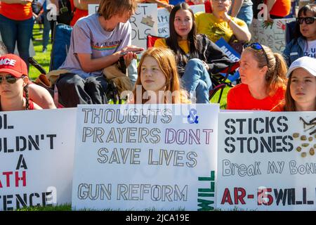 Oxford, Michigan, États-Unis. 11th juin 2022. Des centaines de personnes se sont ralliées à des lois plus strictes sur le contrôle des armes à feu dans la ville où quatre étudiants ont été abattus à l'école secondaire d'Oxford en novembre 2021. C'était l'un des nombreux rassemblements organisés en mars pour notre vie à travers le pays pour protester contre la violence par les armes à feu et les fusillades de masse. Le rassemblement d'Oxford a été organisé par le groupe d'étudiants No future Without Today. Crédit : Jim West/Alay Live News Banque D'Images