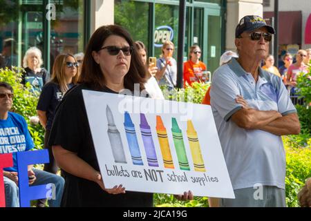 Oxford, Michigan, États-Unis. 11th juin 2022. Des centaines de personnes se sont ralliées à des lois plus strictes sur le contrôle des armes à feu dans la ville où quatre étudiants ont été abattus à l'école secondaire d'Oxford en novembre 2021. C'était l'un des nombreux rassemblements organisés en mars pour notre vie à travers le pays pour protester contre la violence par les armes à feu et les fusillades de masse. Le rassemblement d'Oxford a été organisé par le groupe d'étudiants No future Without Today. Crédit : Jim West/Alay Live News Banque D'Images