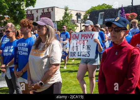 Oxford, Michigan, États-Unis. 11th juin 2022. Des centaines de personnes se sont ralliées à des lois plus strictes sur le contrôle des armes à feu dans la ville où quatre étudiants ont été abattus à l'école secondaire d'Oxford en novembre 2021. C'était l'un des nombreux rassemblements organisés en mars pour notre vie à travers le pays pour protester contre la violence par les armes à feu et les fusillades de masse. Le rassemblement d'Oxford a été organisé par le groupe d'étudiants No future Without Today. Crédit : Jim West/Alay Live News Banque D'Images