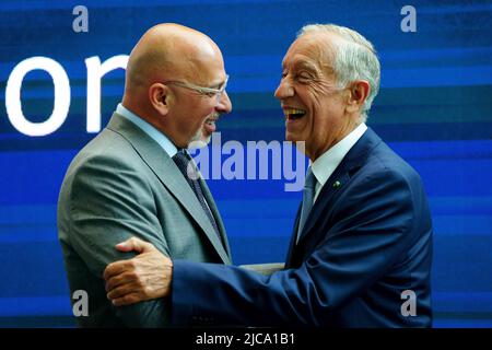 Nadhim Zahawi, secrétaire à l'éducation, avec le président du Portugal Marcelo Rebelo de Sousa, lors d'une visite au Imperial College de Londres pour rencontrer certains du personnel et des étudiants portugais de l'Impériale et visiter des laboratoires scientifiques, notamment l'Observatoire de données et le bassin de la vague océanique. Date de la photo: Samedi 11 juin 2022. Banque D'Images