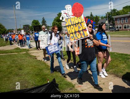 Oxford, Michigan, États-Unis. 11th juin 2022. Des centaines de personnes se sont ralliées à des lois plus strictes sur le contrôle des armes à feu dans la ville où quatre étudiants ont été abattus à l'école secondaire d'Oxford en novembre 2021. C'était l'un des nombreux rassemblements organisés en mars pour notre vie à travers le pays pour protester contre la violence par les armes à feu et les fusillades de masse. Le rassemblement d'Oxford a été organisé par le groupe d'étudiants No future Without Today. Crédit : Jim West/Alay Live News Banque D'Images