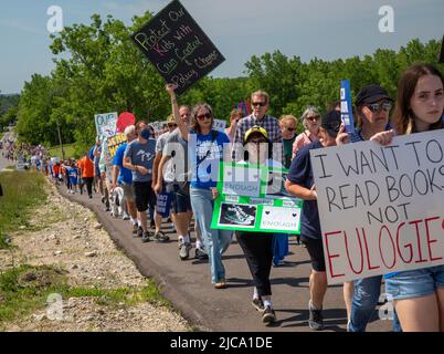 Oxford, Michigan, États-Unis. 11th juin 2022. Des centaines de personnes se sont ralliées à des lois plus strictes sur le contrôle des armes à feu dans la ville où quatre étudiants ont été abattus à l'école secondaire d'Oxford en novembre 2021. C'était l'un des nombreux rassemblements organisés en mars pour notre vie à travers le pays pour protester contre la violence par les armes à feu et les fusillades de masse. Le rassemblement d'Oxford a été organisé par le groupe d'étudiants No future Without Today. Crédit : Jim West/Alay Live News Banque D'Images