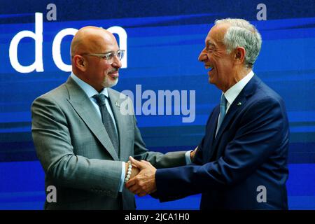 Nadhim Zahawi, secrétaire à l'éducation, avec le président du Portugal Marcelo Rebelo de Sousa, lors d'une visite au Imperial College de Londres pour rencontrer certains du personnel et des étudiants portugais de l'Impériale et visiter des laboratoires scientifiques, notamment l'Observatoire de données et le bassin de la vague océanique. Date de la photo: Samedi 11 juin 2022. Banque D'Images