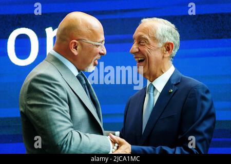 Nadhim Zahawi, secrétaire à l'éducation, avec le président du Portugal Marcelo Rebelo de Sousa, lors d'une visite au Imperial College de Londres pour rencontrer certains du personnel et des étudiants portugais de l'Impériale et visiter des laboratoires scientifiques, notamment l'Observatoire de données et le bassin de la vague océanique. Date de la photo: Samedi 11 juin 2022. Banque D'Images