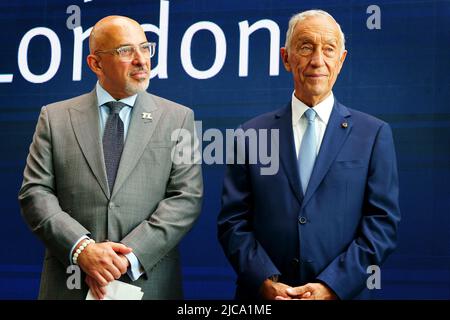 Nadhim Zahawi, secrétaire à l'éducation, avec le président du Portugal Marcelo Rebelo de Sousa, lors d'une visite au Imperial College de Londres pour rencontrer certains du personnel et des étudiants portugais de l'Impériale et visiter des laboratoires scientifiques, notamment l'Observatoire de données et le bassin de la vague océanique. Date de la photo: Samedi 11 juin 2022. Banque D'Images