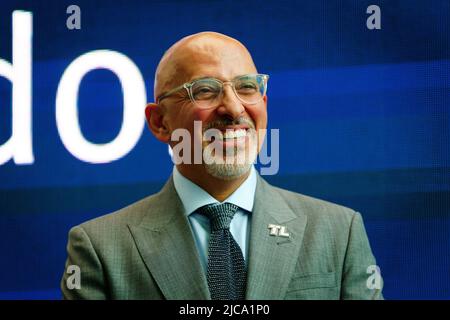 Nadhim Zahawi, secrétaire à l'éducation, lors d'une visite avec le président du Portugal, Marcelo Rebelo de Sousa, au Imperial College de Londres, pour rencontrer certains membres du personnel et des étudiants portugais de l'Impériale et visiter des laboratoires scientifiques, notamment l'Observatoire de données et le bassin océanique. Date de la photo: Samedi 11 juin 2022. Banque D'Images