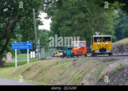 Danville, États-Unis. 11th juin 2022. Une ligne de wagons passe devant l'hôpital d'État de Danville, à Danville, en Pennsylvanie, sur 11 juin 2022. Les membres de la Northern Central Railcar Association (NCRA), une filiale de la North American Railcar Operators Association (NARCOA), ont participé à une promenade sur le chemin de fer de la rive nord entre Northumberland et Berwick. (Photo de paul Weaver/Sipa USA) crédit: SIPA USA/Alay Live News Banque D'Images