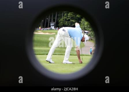 Lee Westwood, de Team Majesticks GC, en Angleterre, se prépare à partir sur le 14th, pendant le troisième jour de la série d'Invitational de golf de LIV au Centurion Club, Hertfordshire. Date de la photo: Samedi 11 juin 2022. Banque D'Images