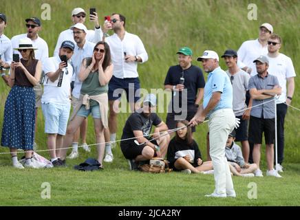 Lee Westwood, d'Angleterre, de Team Majesticks GC, le 13th, au cours du troisième jour de la série Invitational de golf du LIV au Centurion Club, dans le Hertfordshire. Date de la photo: Samedi 11 juin 2022. Banque D'Images