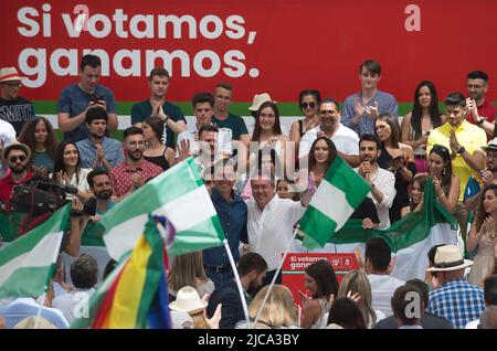 Le Premier ministre espagnol Pedro Sanchez et le chef du Parti socialiste (C-L) et le chef du Parti socialiste régional andalou et candidat au gouvernement andalou Juan Espadas (C-R) sont accueillis lors d'un rassemblement pour la campagne électorale andalouse. Suite à l'annonce des élections régionales qui auront lieu le 19th juin, les principaux partis politiques ont commencé à organiser des manifestations et des rassemblements dans différentes villes d'Andalousie. Plusieurs sondages de médias placent le Parti populaire andalou en tête, malgré la montée du parti d'extrême-droite espagnol VOX. Les partis à gauche du spectre politique le sont Banque D'Images