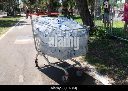 Tel Aviv Yafo, Israël - 10 juin 2022. Chariot plein de bouteilles d'eau stands à l'extérieur par temps chaud et ensoleillé Banque D'Images