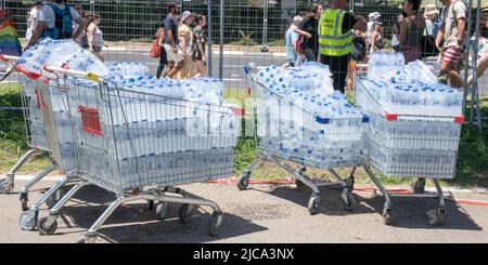 Tel Aviv Yafo, Israël - 10 juin 2022. Des chariots pleins de bouteilles d'eau se trouvent à l'extérieur par temps chaud et ensoleillé Banque D'Images