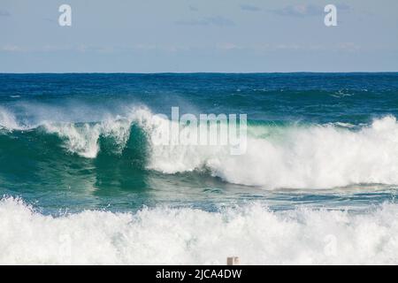 Vagues s'écrasant sur la plage de leblon à rio de Janeiro, au Brésil. Banque D'Images