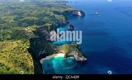 Vue aérienne de Kelingking Beach, Nusa Penida à Bali, Indonésie. PHOTO DE SAM BAGNALL Banque D'Images