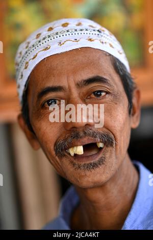 Jakarta, Indonésie. Souriant et souriant, il manque des dents. PHOTO DE SAM BAGNALL Banque D'Images