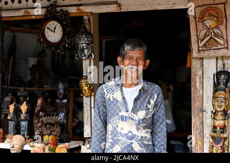 Jakarta, Indonésie. Un homme heureux et content à la boutique de souvenirs de jakarta. PHOTO DE SAM BAGNALL Banque D'Images