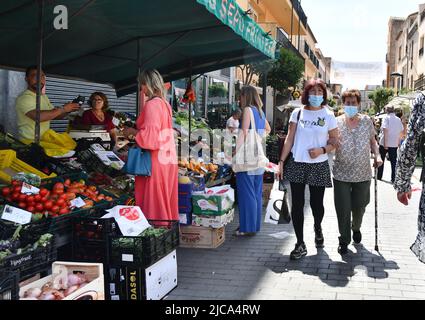 Marché de rue Palafrugel en Espagne avec certains clients portant des masques Covid 19 mai 2022 Banque D'Images