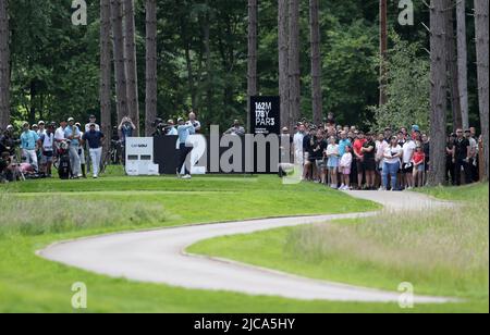 Charl Schwartzel de Team Stinger GC, en Afrique du Sud, débarque sur le 2nd, au cours du troisième jour de la série d'Invitational de golf de LIV au Centurion Club, Hertfordshire. Date de la photo: Samedi 11 juin 2022. Banque D'Images