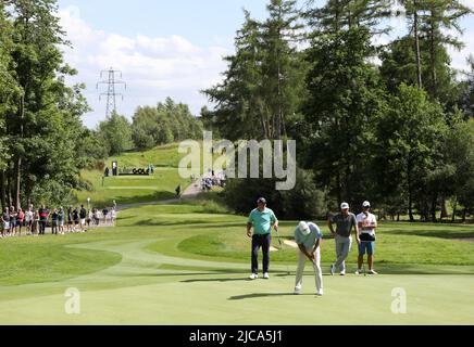 Lee Westwood, d'Angleterre, de Team Majesticks GC, pute sur le green 14th, au cours du troisième jour de la série Invitational de golf de LIV au Centurion Club, Hertfordshire. Date de la photo: Samedi 11 juin 2022. Banque D'Images