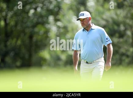 Lee Westwood, de l'équipe d'Angleterre Majesticks GC, sur le green 14th, pendant le troisième jour de la série Invitational de golf du LIV au Centurion Club, Hertfordshire. Date de la photo: Samedi 11 juin 2022. Banque D'Images